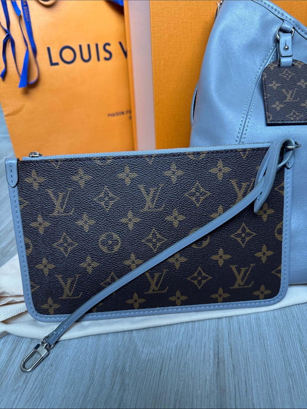 Louis Vuitton Carryall Vibe MM - Picture 13 of 16